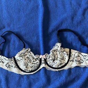 Victoria secret bra 36D unlined. White & black
